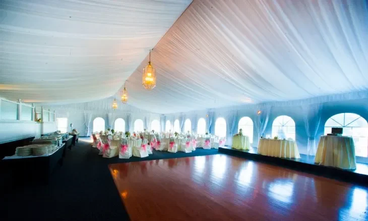 Bogey’s — canopied reception interior