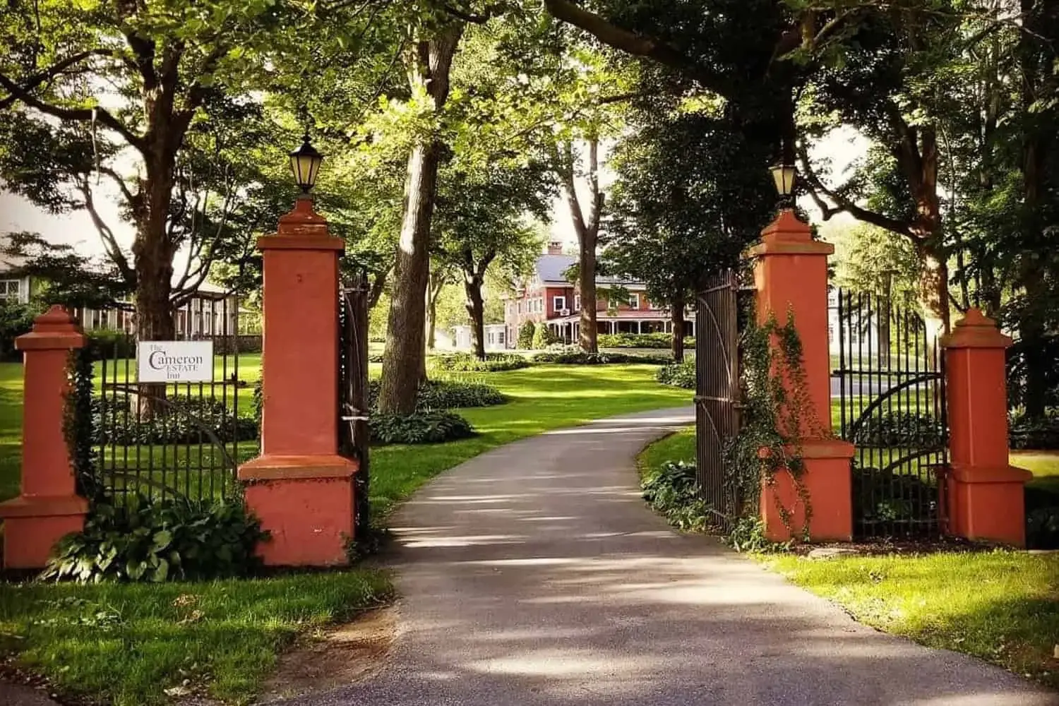 Cameron Estate Inn — estate entrance and tree lined drive
