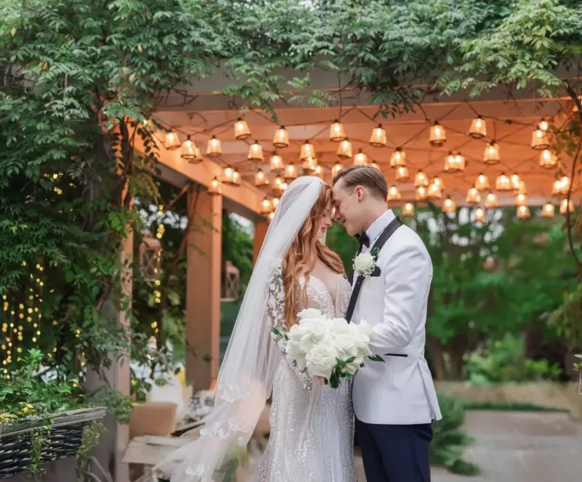 Scotland Run Golf Club — couple beneath garden pergola
