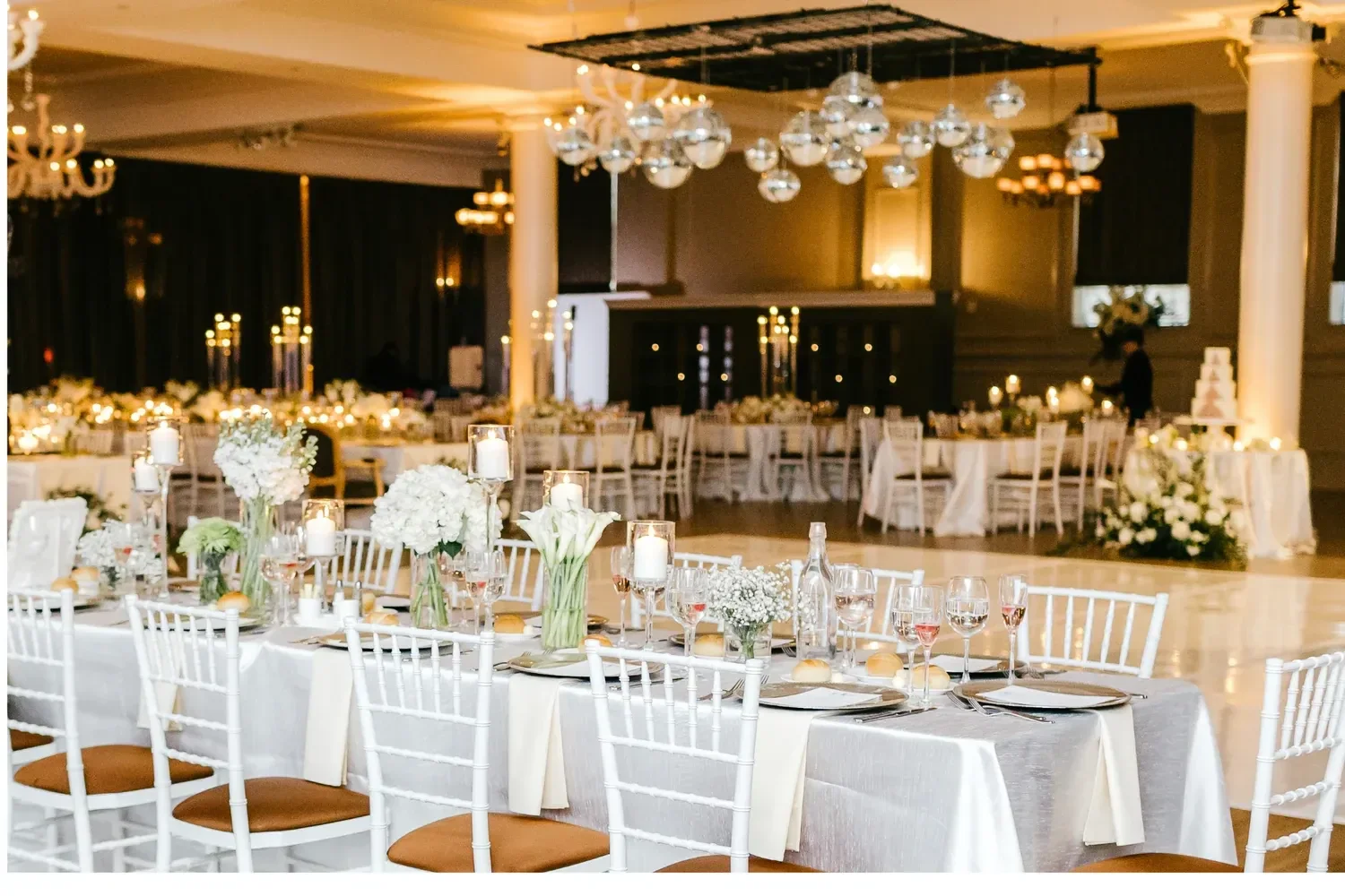 Vie — ballroom reception beneath lattice ceiling