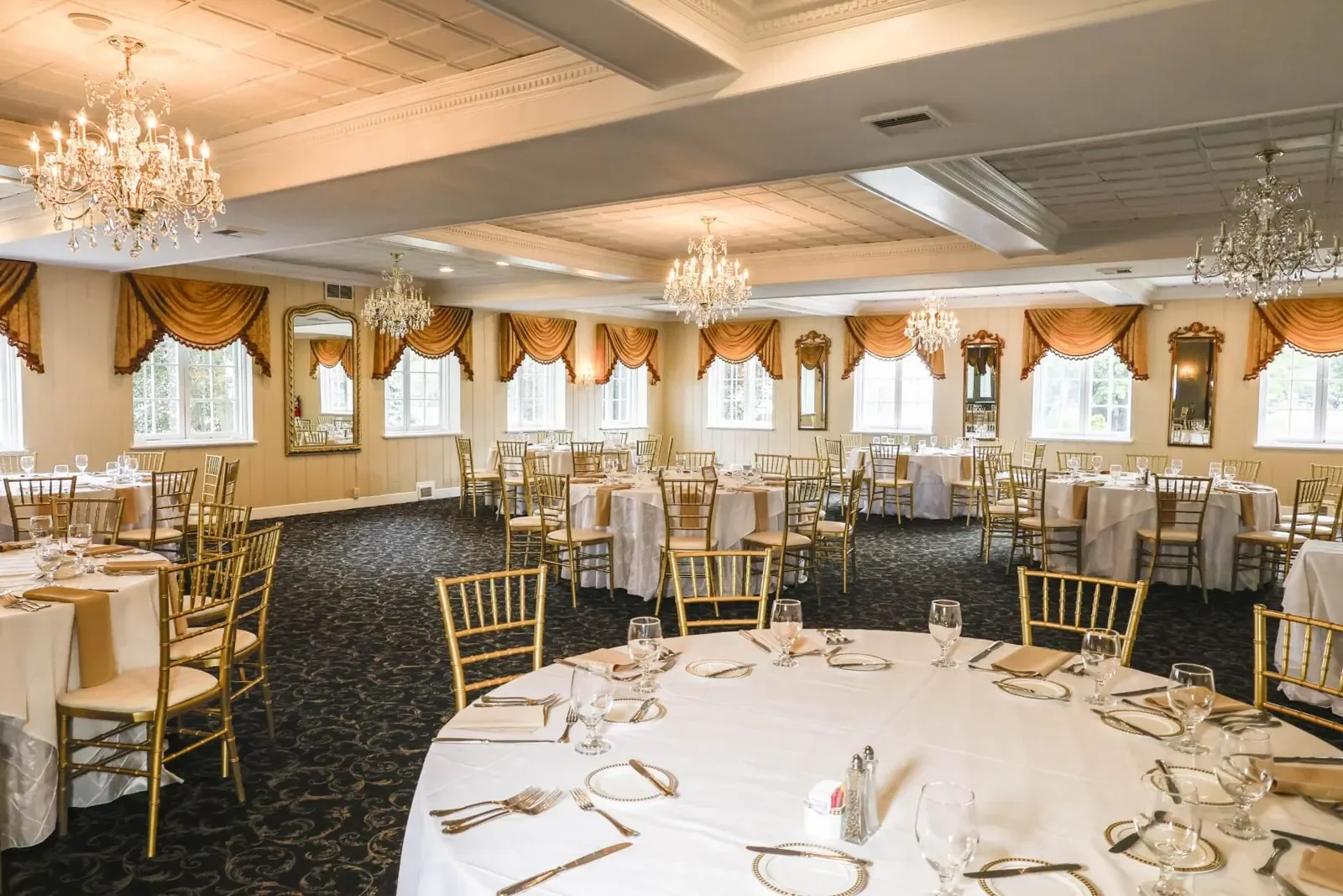 Washington Crossing Inn — reception room with chandeliers
